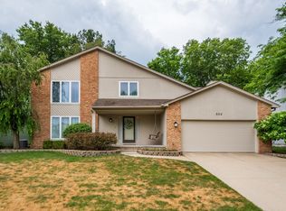 804 Twin Lake Rd, Bloomington, IL 61704