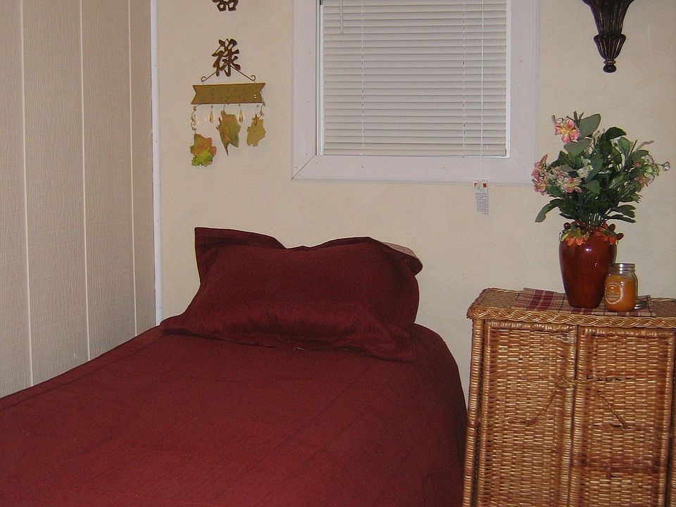 Small bedroom/office/or?