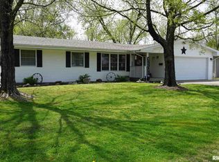 1107 W Boone St, Salem, IL 62881