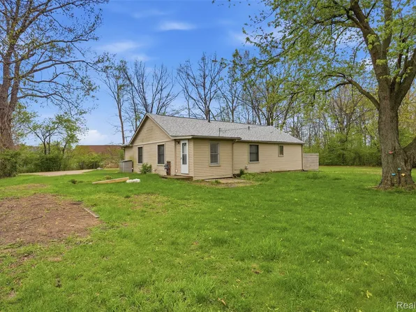 20052 Pine St, Brownstown, MI 48174