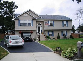 8 Winterberry Dr, Middle Island, NY 11953
