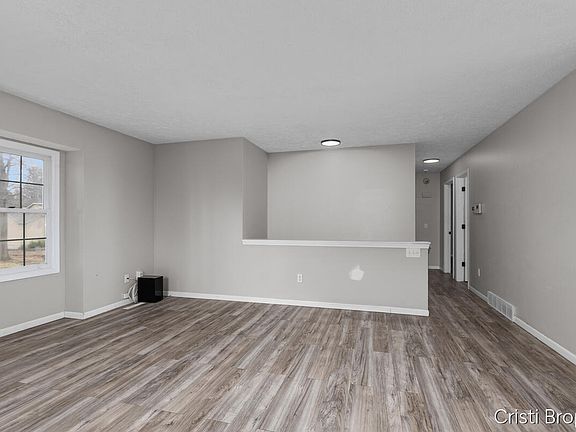4th image of 952 Woodside Dr