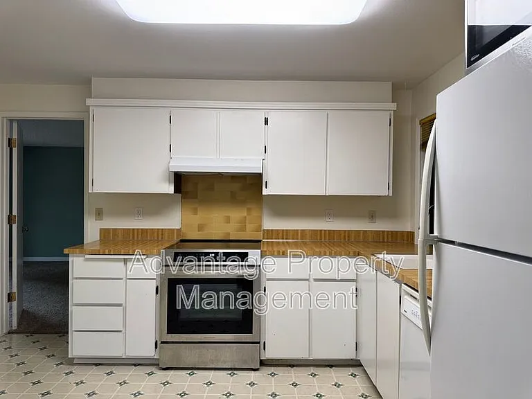 1440 NW Meadowgreen Pl — Photo 2
