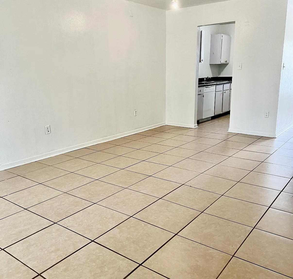 2 bed, 1.5 bath, 986 sqft, $1,200 — Photo 2