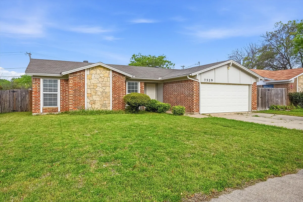 Photo 2 of 28 - 7529 Meadowlark Ln N - Watauga, TX Building Photo - 7529 Meadowlark Ln N