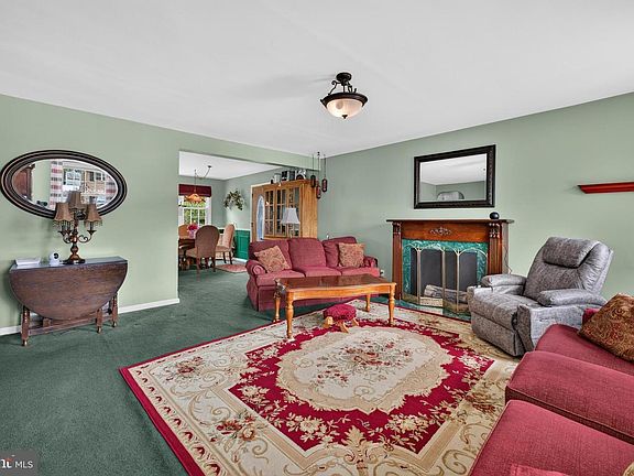 2nd image of 2133 Walnut Pl