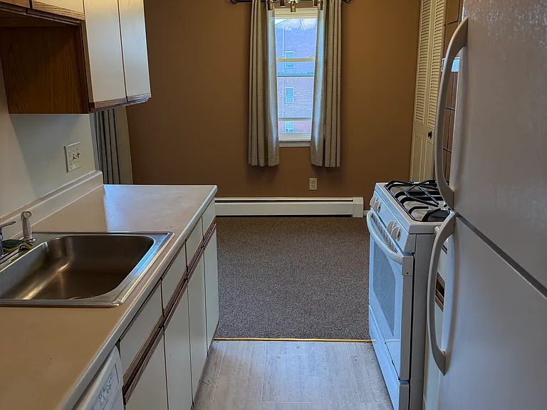 212 Regency Park Dr — Photo 4