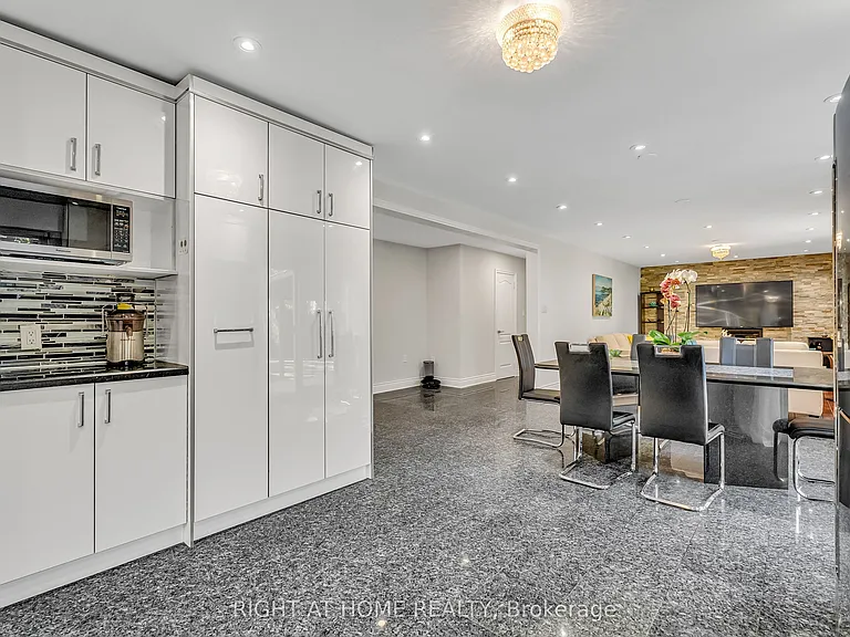 373 Firglen Rdg — Photo 10