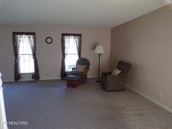 5th image of 132 Pomeroy Dr