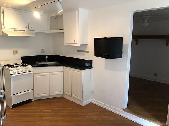 Entire unit is freshly painted!