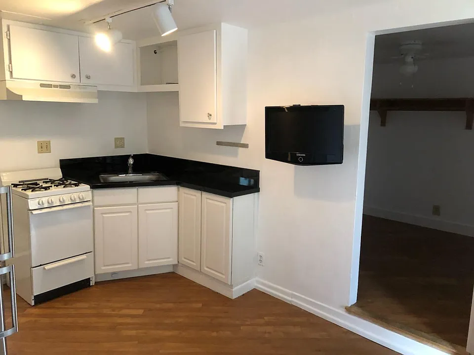 Entire unit is freshly painted!