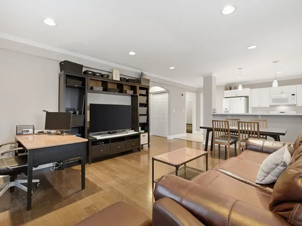 27 Commonwealth Ave #1, Chestnut Hill, MA 02467