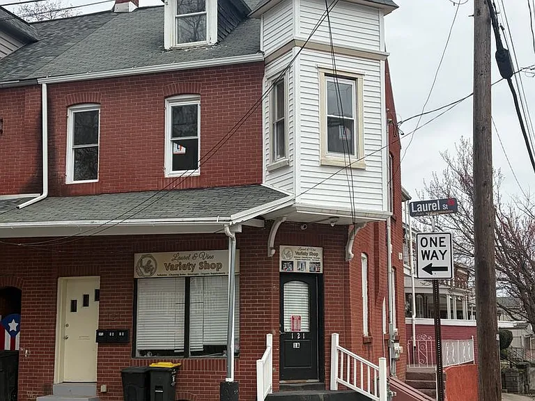 121 Laurel St — Photo 2