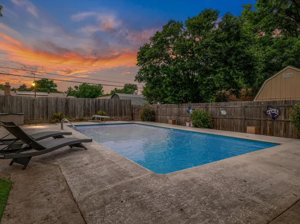 213 Simmons Dr, Hurst, TX 76053