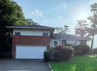 62 Colony Ln, Syosset, NY 11791