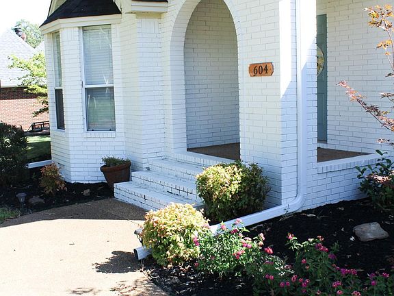 5th image of 604 Pin Oak Dr