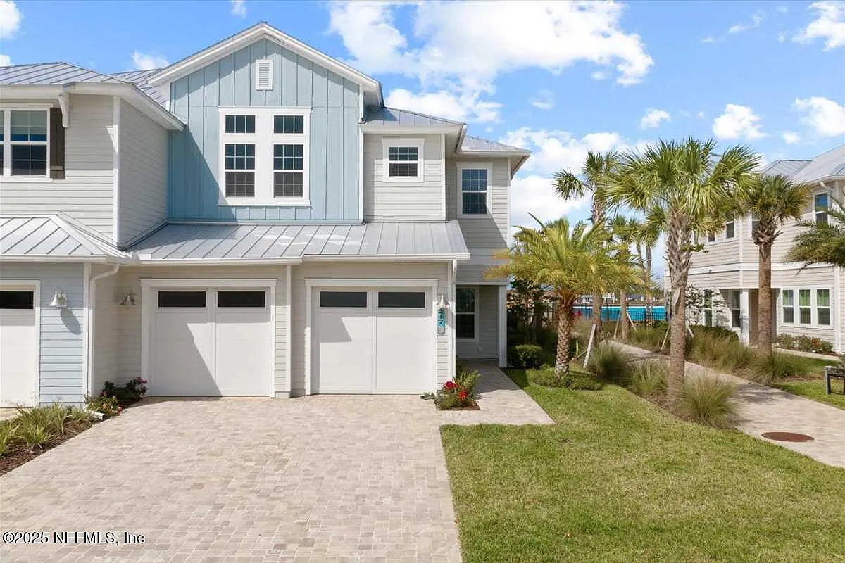 3 bed, 5.0 bath, 2639 sqft, $5,100 — Photo 3