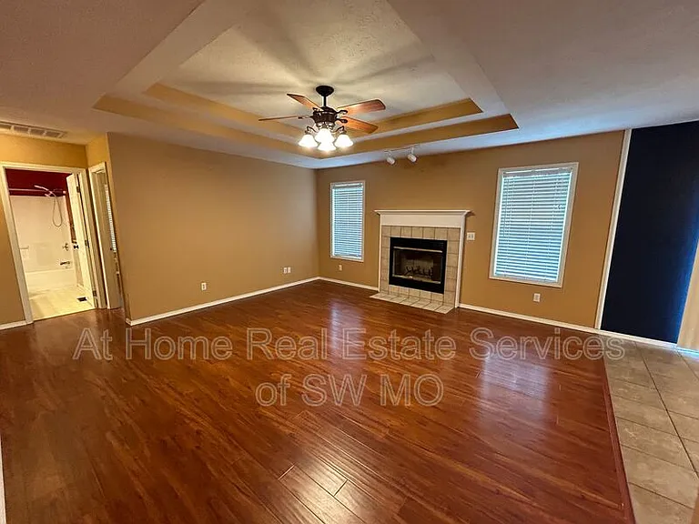 216 E Robin Rd — Photo 2