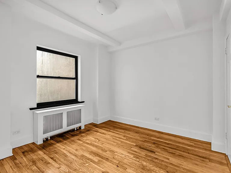 433 W 21st St #6A — Photo 9