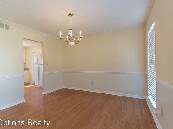5th image of 400 Barrington Dr E