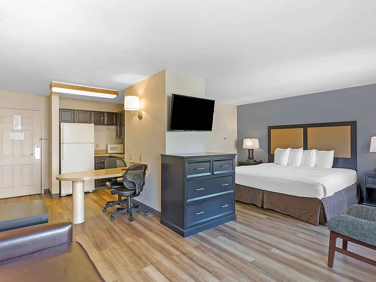 Deluxe Studio - 1 King Bed