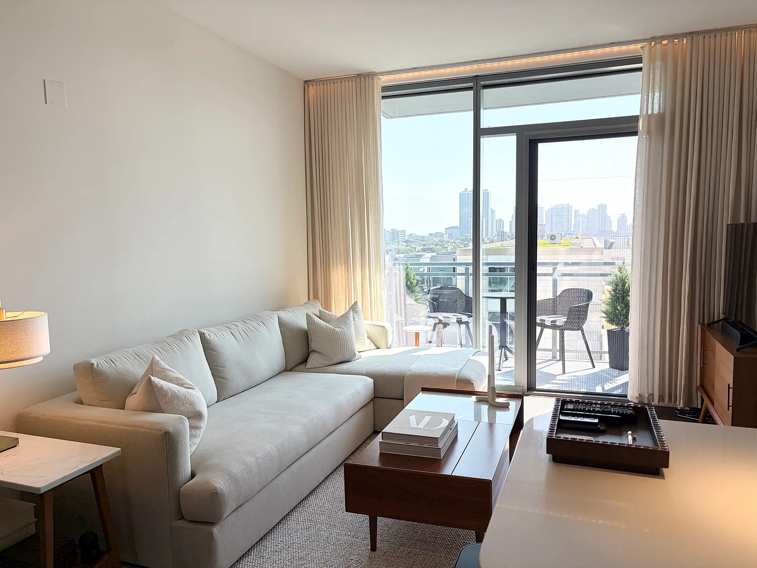 1 bed, 715 sqft, $2,929 — Photo 2