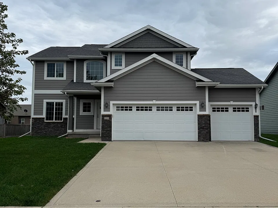 610 NE Traverse Dr