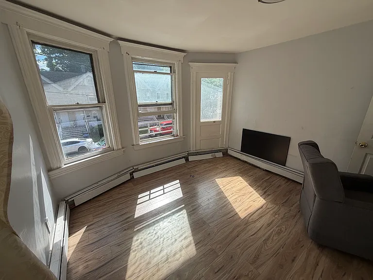 325-29 Stebbins Pl — Photo 8