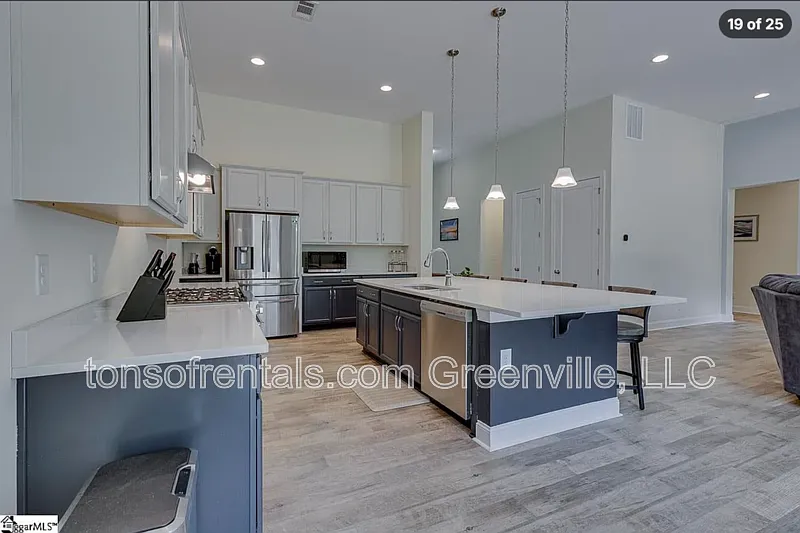 4 bed, 2.5 bath, 2374 sqft, $3,200 — Photo 3