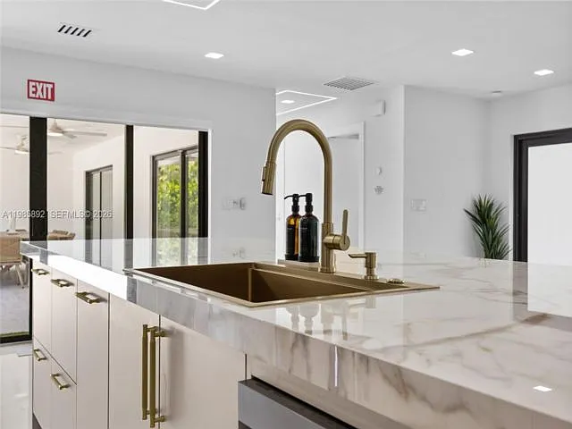 1117 Adams St — Photo 3