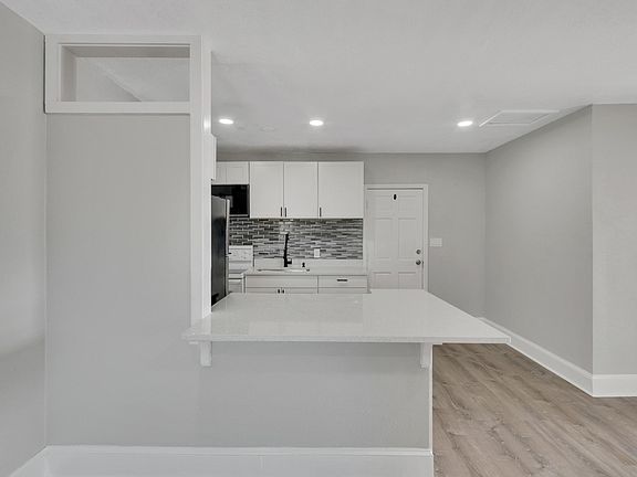 3rd image of 14 21st St N #17592606