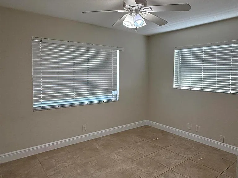 7302 NW 57th Ct — Photo 5