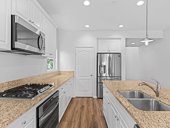 4th image of 339 Calabrese St