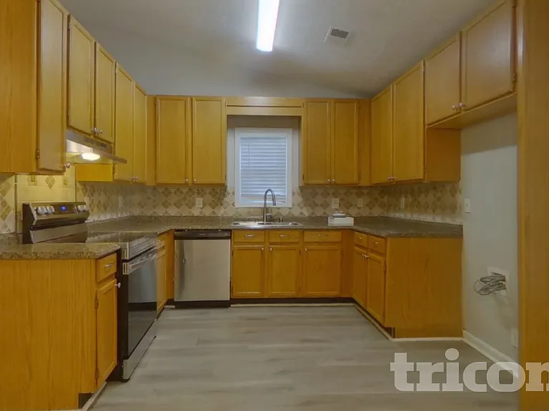 726 Westbury Dr — Photo 6