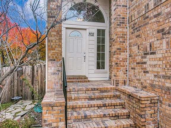 3rd image of 702 Santiago Dr