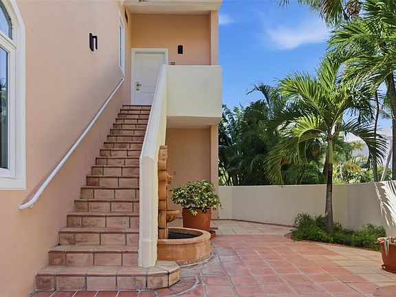 2nd image of Las Casitas I 1000 AVENUE EL CONQUISTADOR #5241-42-43