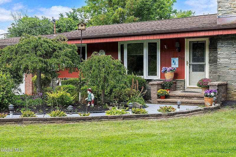 4th image of 928 Altamont Voorheesville Road