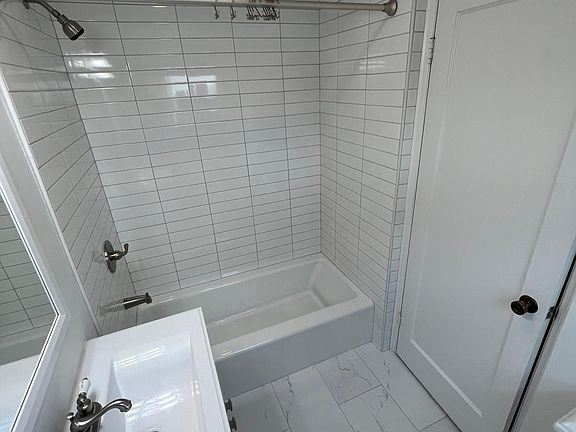 5th image of 900 University Dr APT 2