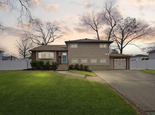 521 Benjamin Rd, North Babylon, NY 11703