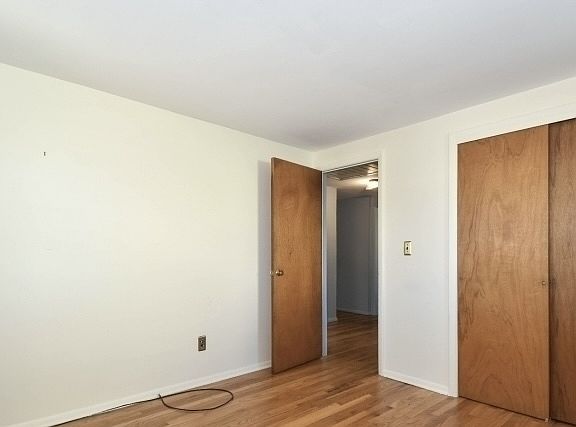 4th image of 2462 Woodside Rd