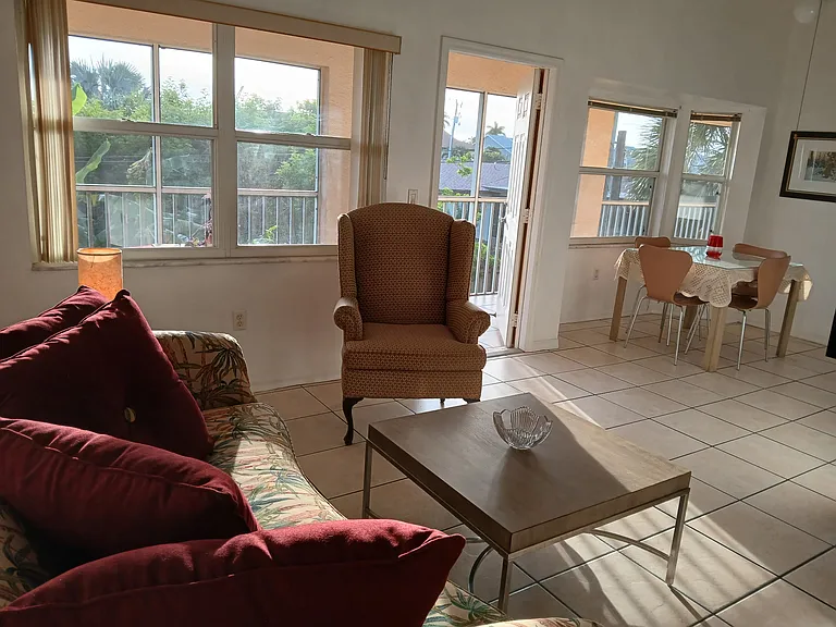 4638 SE 6th Ave — Photo 7