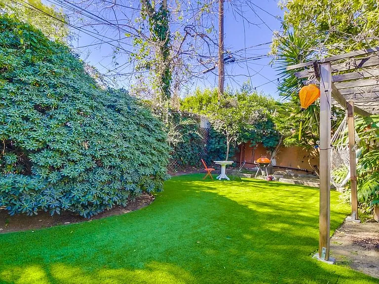 1021 N Havenhurst Dr — Photo 18