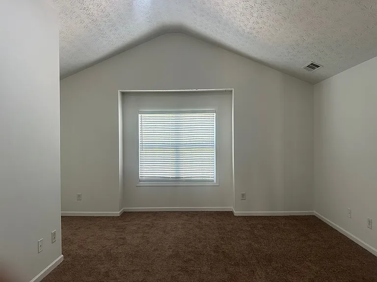 2065 Manhattan Pkwy — Photo 12