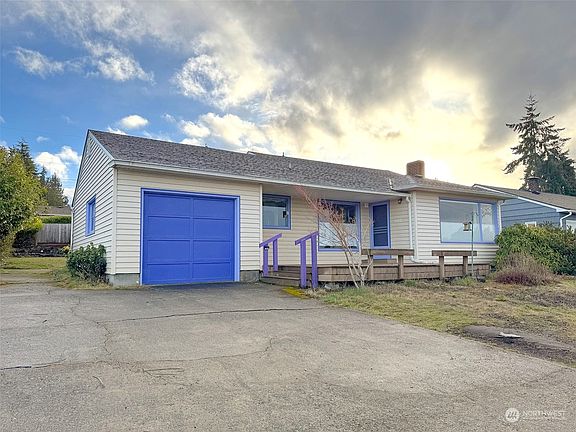 3rd image of 940 E Lauridsen Boulevard