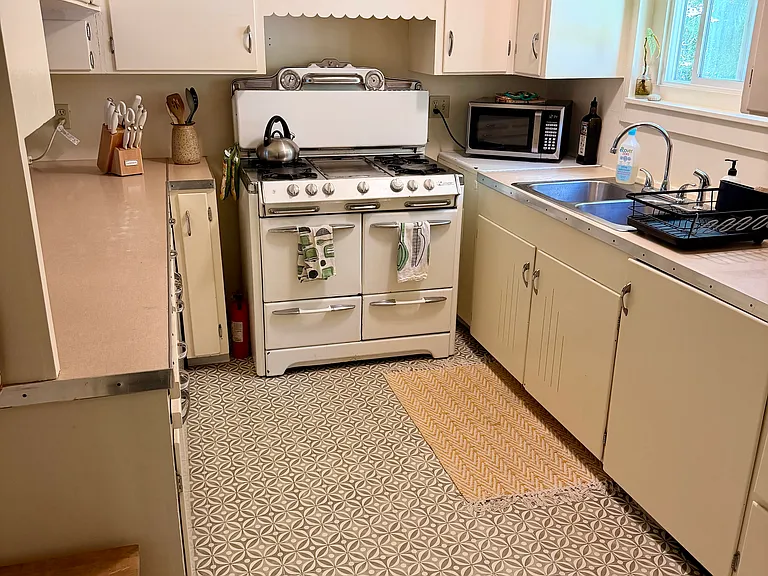 Kitchen with 4 burner gas stove and oven