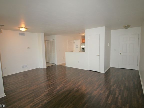 4th image of 686 Honeybrook Cir