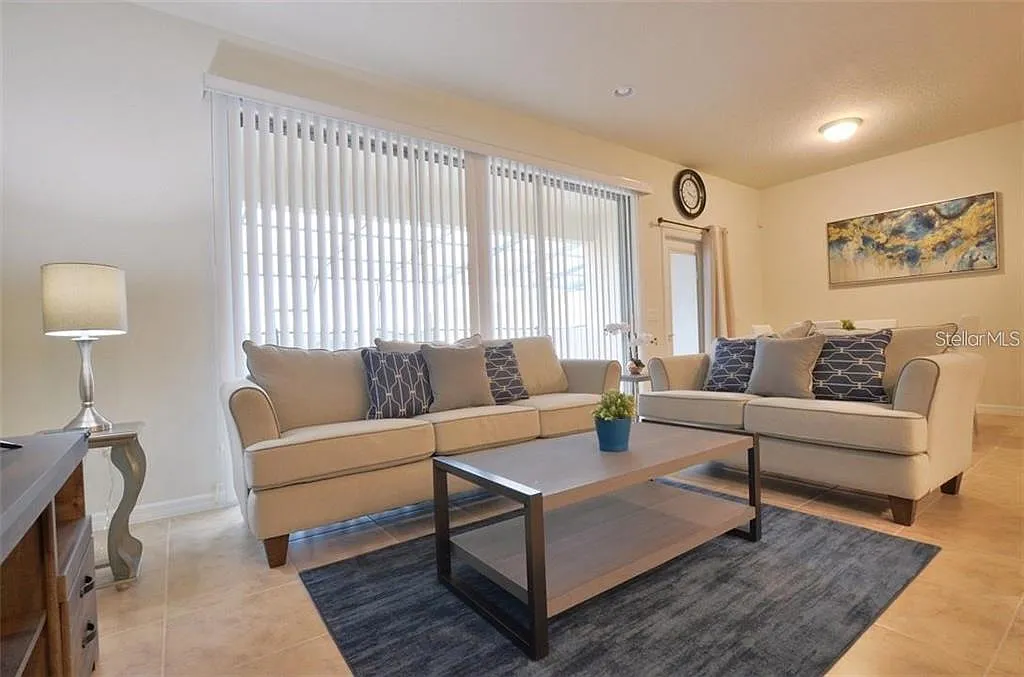 5 bed, 4.5 bath, 2263 sqft, $2,900 — Photo 2
