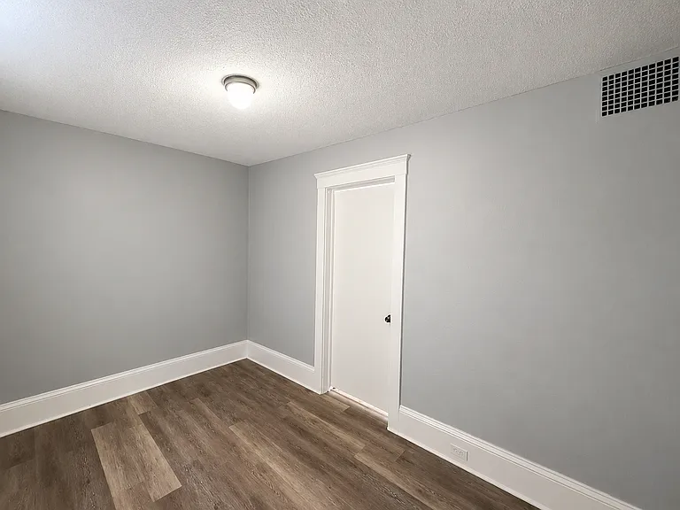 3130 W 33rd St — Photo 15