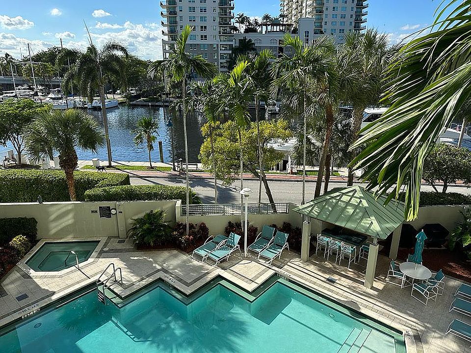 1st image of 401 SW 4th Ave APT 302