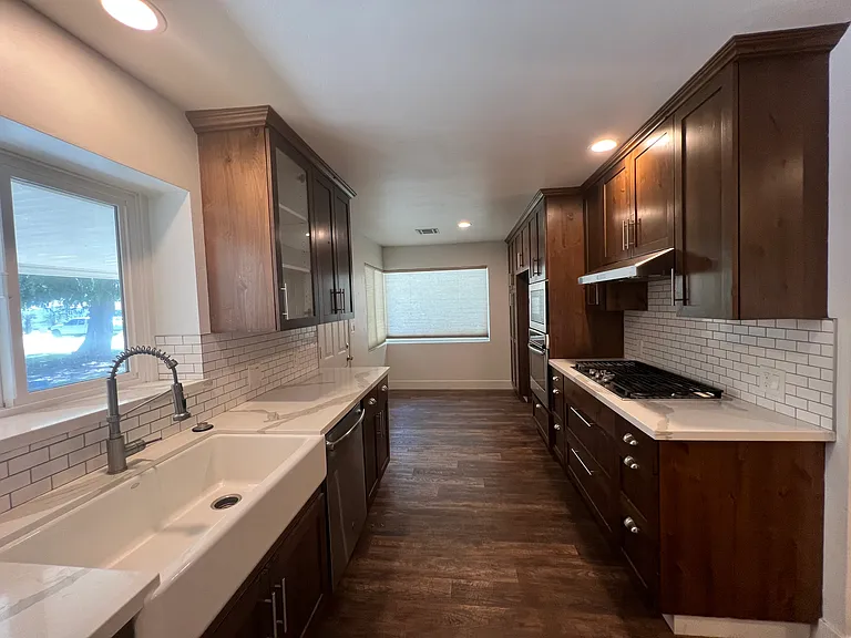 2424 Cedar St — Photo 9